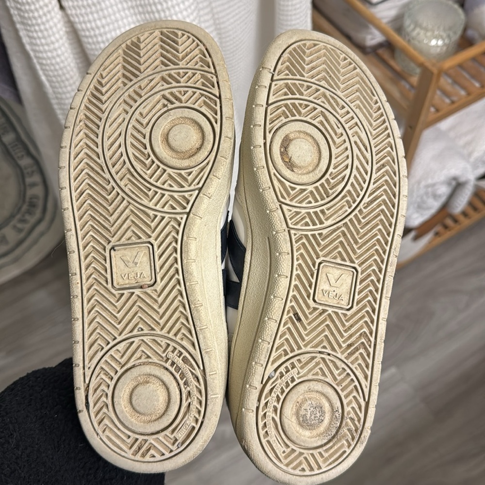 Size 7 Vejas - Picture 2 of 4
